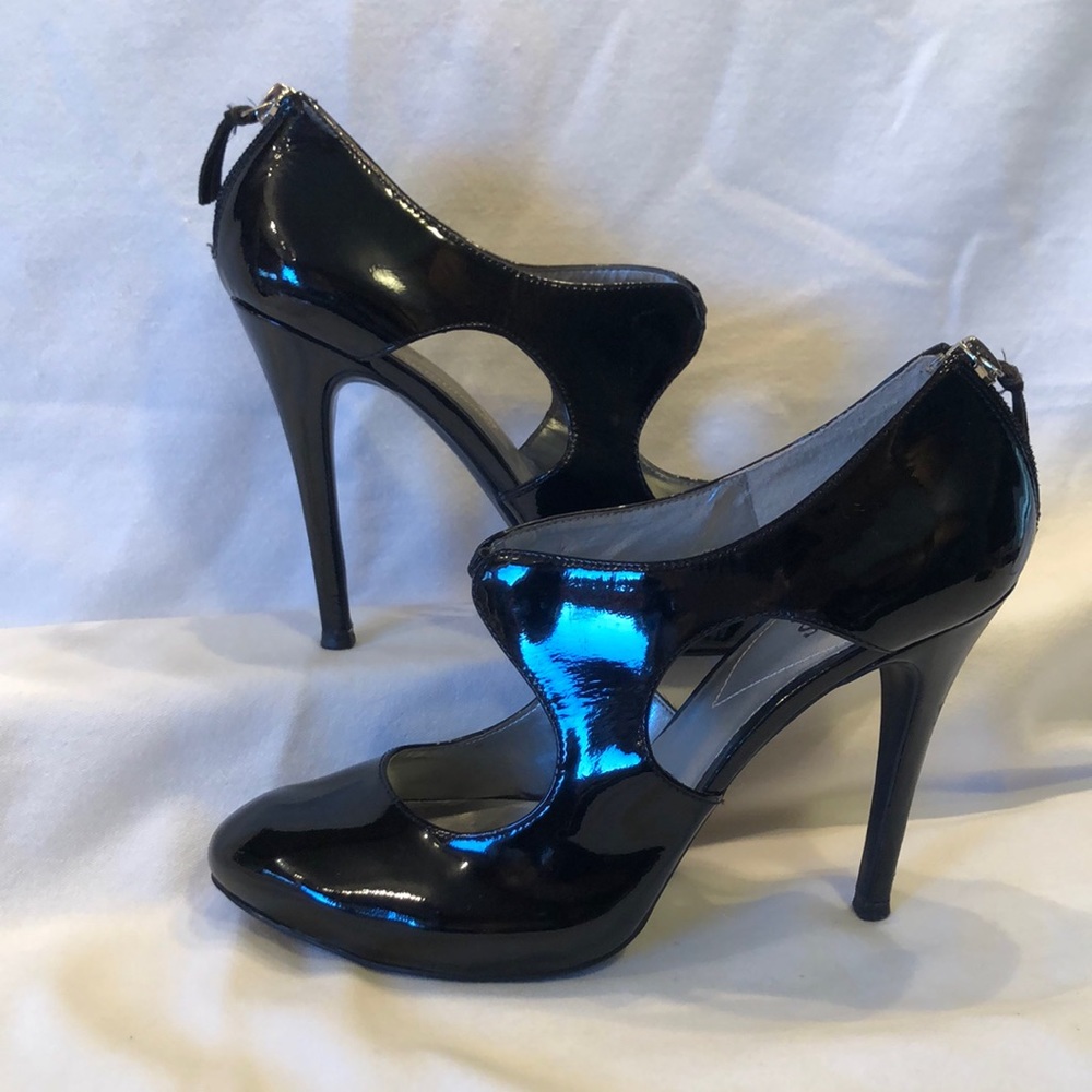 Guess by Marciano patent leather heel. Size 8, 4” heel.